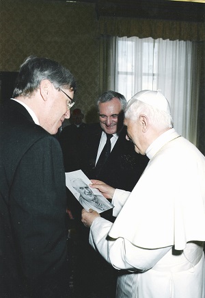 An Taoiseach, Bertie Ahern, presenting Mark's portrait to Pope Benedict XVI. Vatican, 7 July 2005.